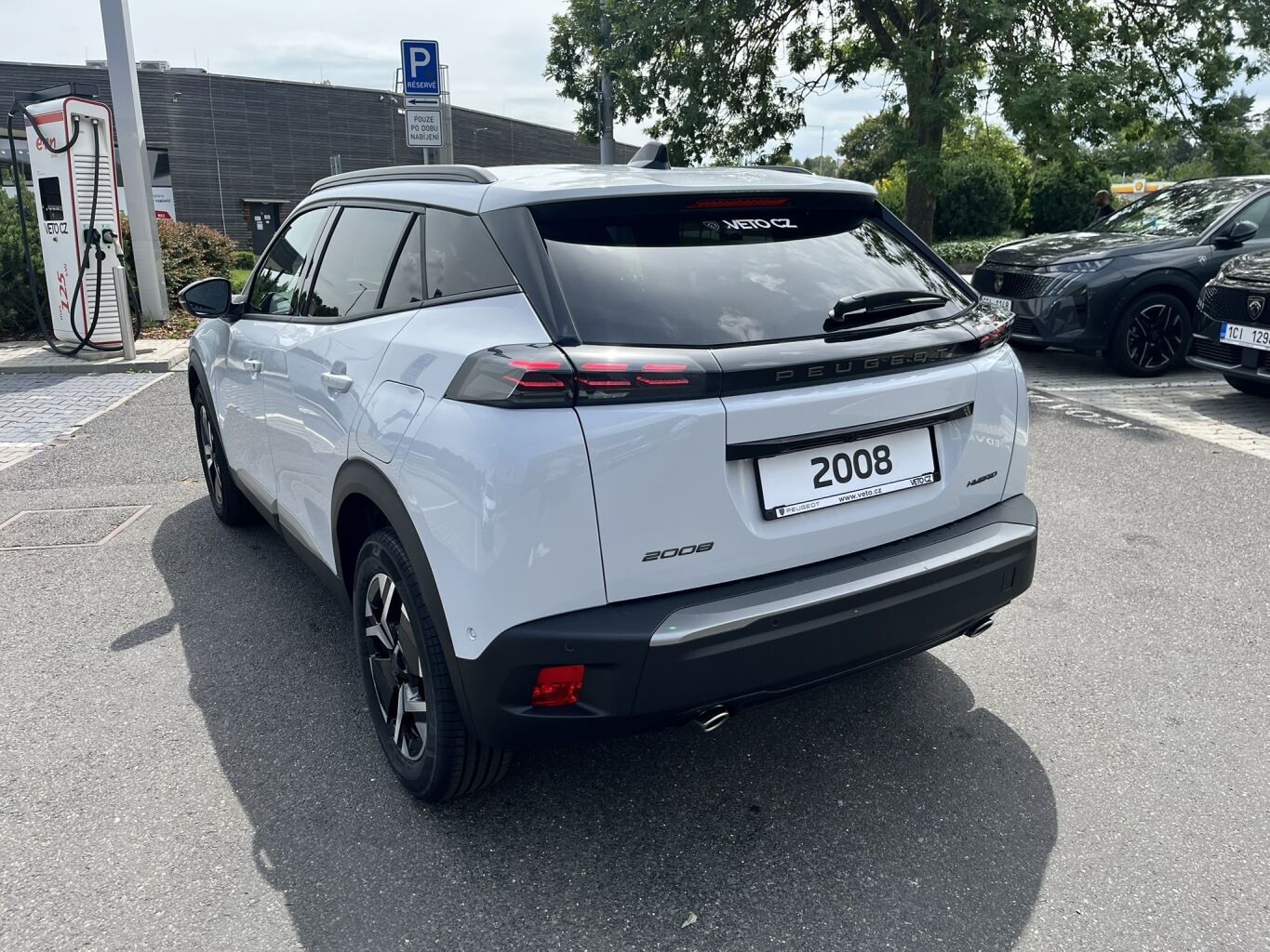Peugeot 2008 ALLURE Hybrid 145 e-DCS6 – fotografie 4
